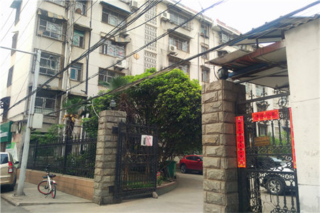 凤凰山庄一楼带院143平三室精装带车位储藏室160万可按揭